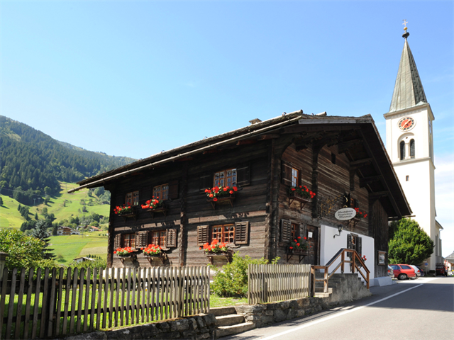 Montafoner Alpin- und Tourismusmuseum im Frühmesshaus Gaschurn mit Pfarrkirche St. Michael.